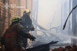 Внаслідок атаки на Кременчук пошкоджені будівлі та авто 