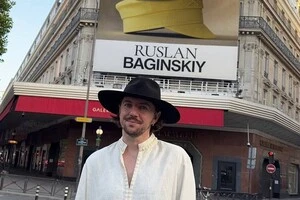 На фасаді будівлі розмістили банер Ruslan Baginskiy площею 140 м² у синьо-жовтих кольорах