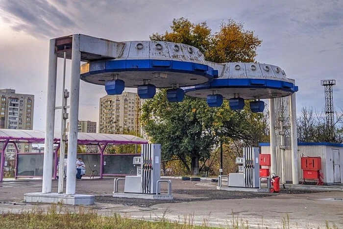 На Броварському проспекті демонтовано унікальну японську заправку (фото)