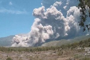 В Індонезії вже другу добу триває виверження вулкана (фото)