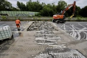 Робітники ремонтують певні ділянки автобану