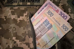 Суд встановив, що чоловік допомагав матері загиблого військового оформити документи