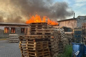 На Київщині через атаку дронів горить підприємство