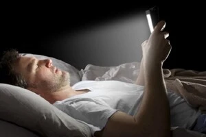 Науковці радять суттєво знижувати яскравість екранів електронних пристроїв перед сном