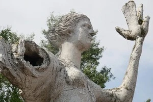 На Оболонській набережній почалася реставрація скульптури Музи Мельпомени (фото)