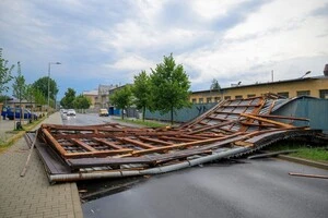 Негода у Словаччині: Буревій зірвав дахи та повалив дерева (фото, відео)