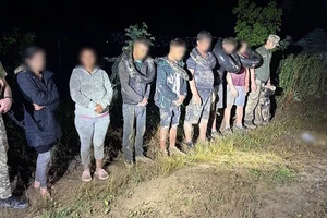 На Закарпатті група чоловіків вигадала цікавий спосіб, як переплисти Тису