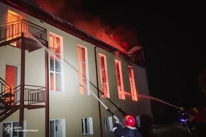 Блискавка влучила в культову споруду на Хмельниччині: виникла пожежа (фото, відео)