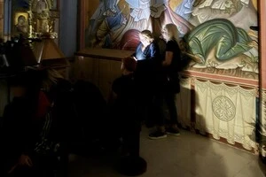 Під час російського обстрілу перед собором стояли десятки людей з котами та собаками, але їм не дозволили зайти до укриття