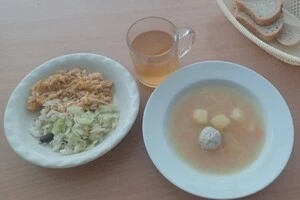 «Суп заморожений, кисіль з порошку»: батьки обурені харчуванням в пришкільних таборах та садочках Дніпра