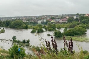 Львів потерпає від негоди: річка Зубра вийшла з берегів, автостоянки та дороги затоплені (фото)