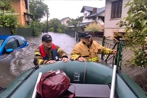 Негода на Львівщині: рятувальники на човнах евакуюють людей та тварин (фото)