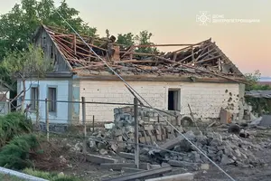 Окупанти спрямували КАБ на житловий сектор селища Межова 