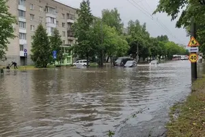 У Луцьку злива підтопила вулиці (фото, відео)