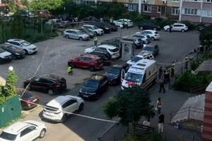 На місці події працюють слідчо-оперативні групи районного та головного управлінь поліції, співробітники карного розшуку, кінологи та інші служби