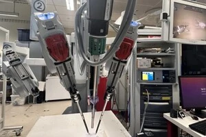 Робот-хірург вперше самостійно провів надскладну операцію без підказок людини