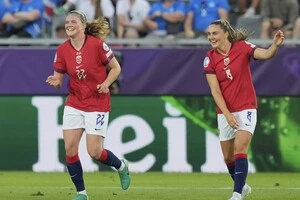 Сігне Гаупсет (зліва) святкує разом із Вільде Бо Рісою після оформлення дублю в матчі проти Ісландії