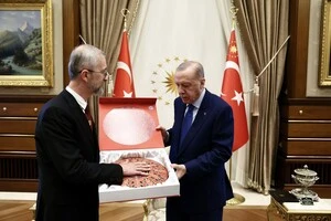 Посол України подарував Ердогану символічний подарунок