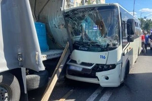 У Києві маршрутка з пасажирами врізалася у вантажівку: 12 людей постраждали