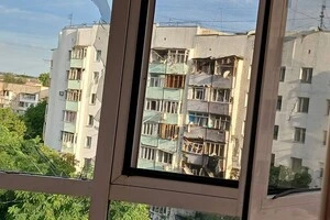 Будинок, що постраждав від обстрілу у Чернівцях 