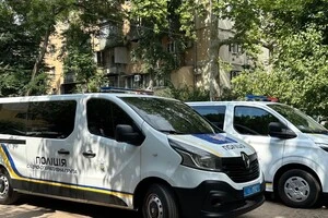 На Прикарпатті чоловік, побачивши працівників ТЦК та поліцію, взявся за сокиру