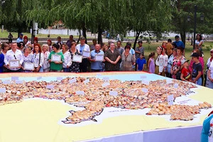 На Житомирщині учасники фестивалю встановили рекорд за допомогою пиріжків