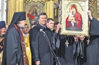 Янукович опоздал на рождественскую службу и не поел кутьи