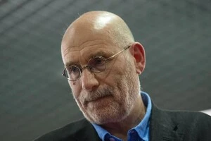 Російському письменнику загрожує 18 років колонії за розмову з пранкером, який назвався Зеленським