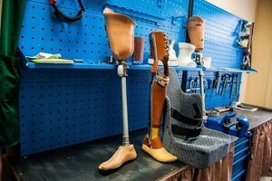 Окупанти змушують студентів Луганщини робити протези на заводах