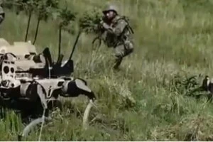 Китай використав новітніх роботів у військових навчаннях