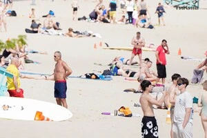 Офіційно пляжі цього літа у Києві не відкривали, однак людей біля водойм багато