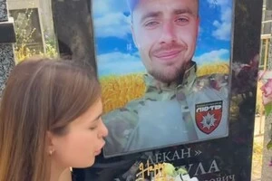 «Ми померли в один день». Дружина загиблого воїна відзначила спільний день народження на могилі коханого