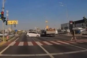 Вантажівка Iveco, незважаючи на червоний сигнал світлофора, виїхала на перехрестя