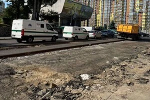 Під шаром асфальту на Лук'янівці виявлено бруківку початку 20 століття (фото)