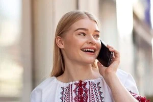 Молодь уже  відходить від стандартів розмови по телефону