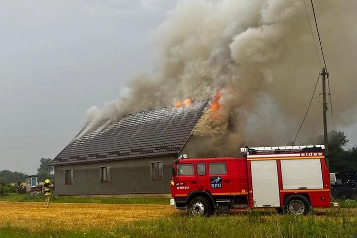 На Волині блискавка влучила у будинок з трьома малолітніми дітьми (фото)