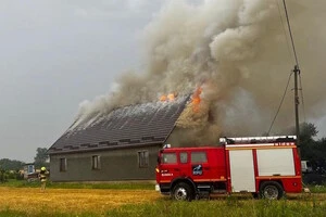 Під час грози блискавка поцілила у житловий будинок, коли всередині перебували люди
