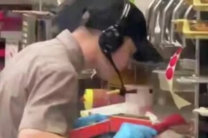 Працівник популярної російської мережі швидкого харчування плюнув у бургер відвідувача