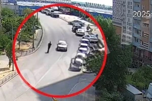 ДТП на Бориса Гмирі. Кур'єр на електросамокаті «сів» на капот авто (відео)