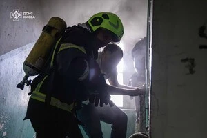 Під час гасіння пожежі рятувальники евакуювали мешканців охопленого димом будинку  