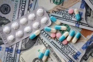 Трамп вдарить високими митами по ліках та напівпровідниках – Bloomberg