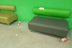 Подерті меблі, порожні пляшки, разові стаканчики та паперові серветки на підлозі. У такому стані лишається укриття після закінчення тривоги