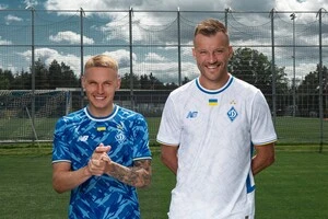 Домашній комплект має чисто білий фон, на якому розгортається абстрактний графічний принт