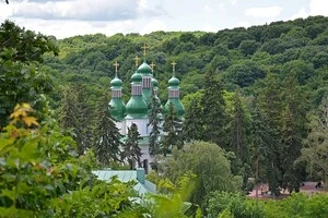 Археологічний комплекс розташований у місті Києві за адресою: вул. Китаївська, 15