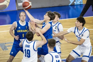 Наша команда, попри перевагу в габаритах, програла підбирання Чехії