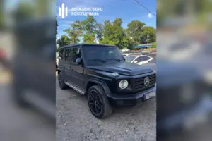 Крім конфіскованого Mercedes, у посадовця виявили записаний на матір елітний будинок площею 200 кв м