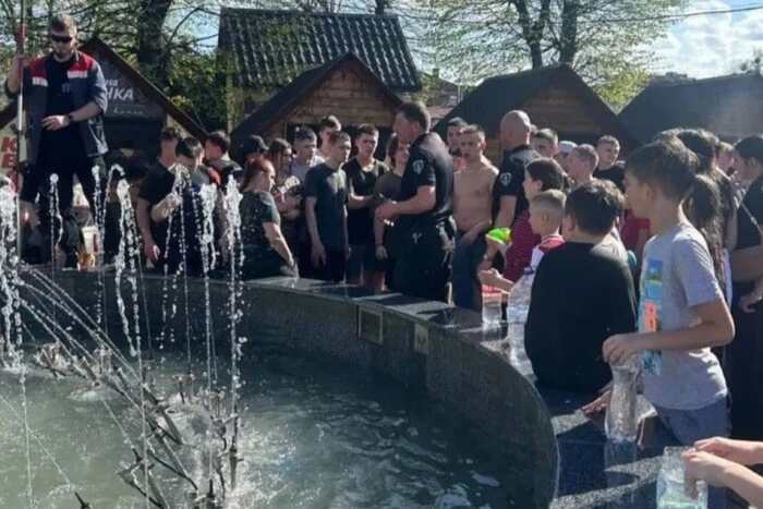 Інспектор, який в Калуші розганяв дітей біля фонтану пострілами в повітря, отримав смішний штраф