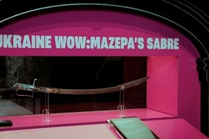 До урочистого відкриття експозиції шаблі в Тауері долучився відомий актор