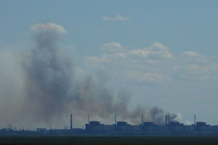 Поблизу Запорізької АЕС зафіксували стовп диму: чи є загроза ядерній безпеці