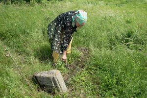 На подвір’ї жительки одного із сіл Вінниччини з-під землі почали з’являтися надгробки 